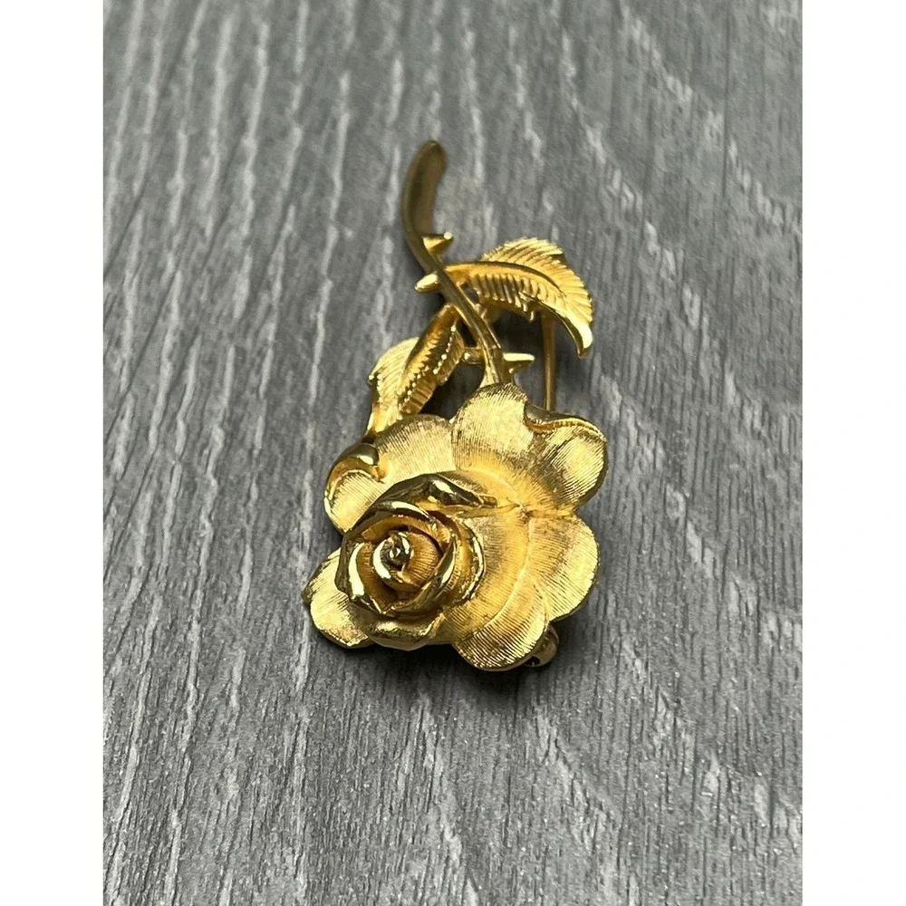 Vintage TRIFARI Gold Tone‎ Rose Flower Stem Brooch Pin Brushed Finish Floral
